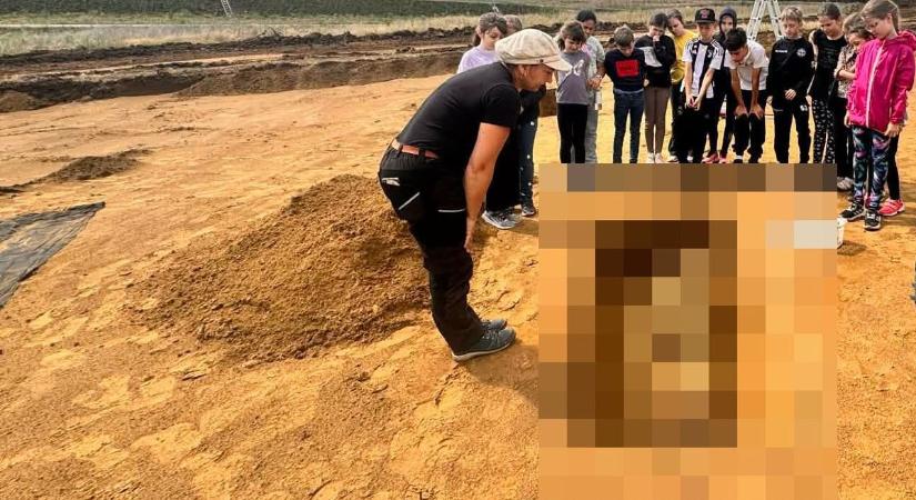Döbbenten figyelték a felszínre kerülő emberi maradványokat Szabolcsban