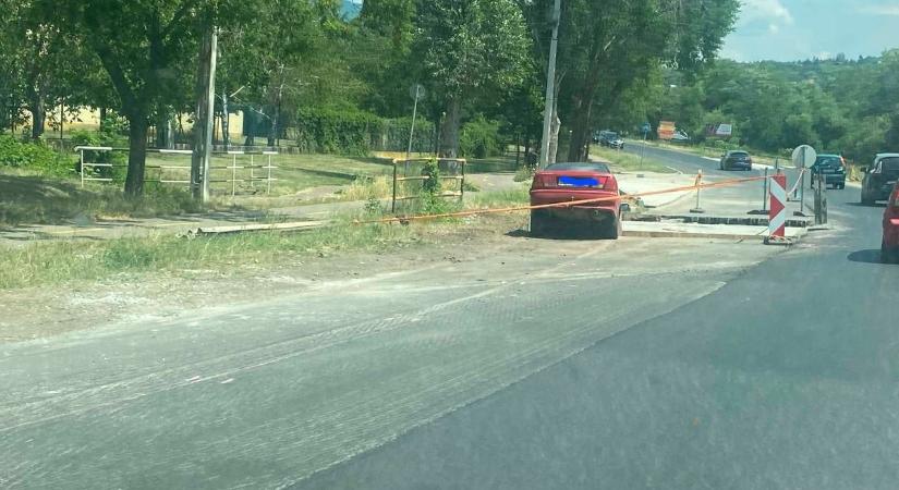 Egy pillanatnyi figyelmetlenség elég volt – útfelújítás miatt történt baleset a 24-esen