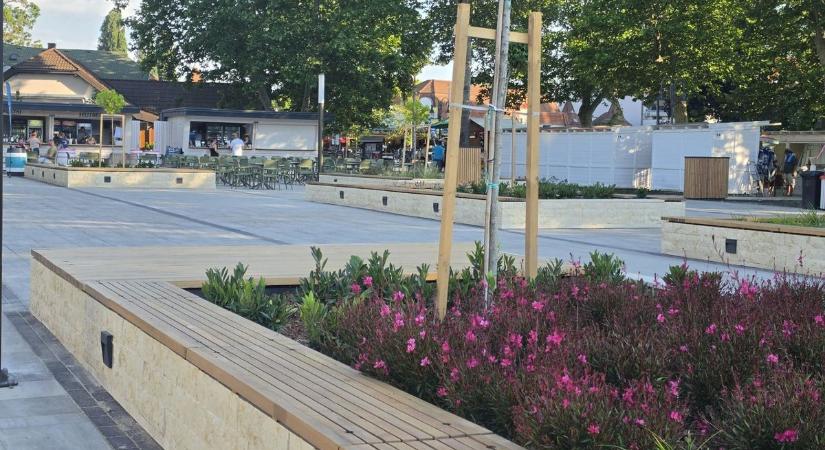 Új parkok, több parkolóhely és egy óriási LED-fal - megszépült Balatonlelle központja