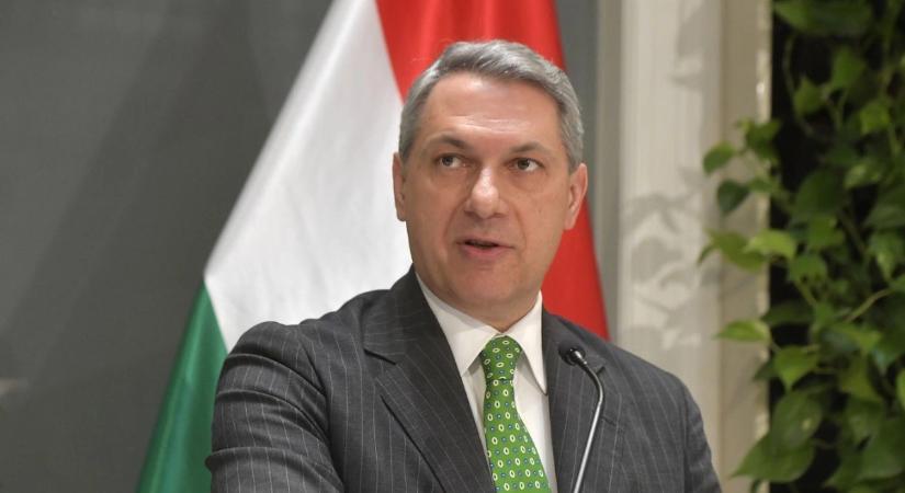 Alig járnak be a parlamentbe, mégsem vonnak le egy forintot sem Lázárék fizetéséből