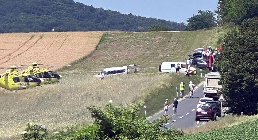 Két mentőhelikopter szállt le a 77-es főúton, hatalmas baleset történt - fotó