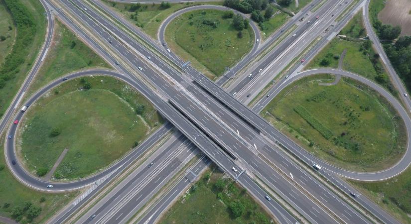 Óriási a dugó a határ felé vezető magyar autópályán, egymás után történtek a balesetek