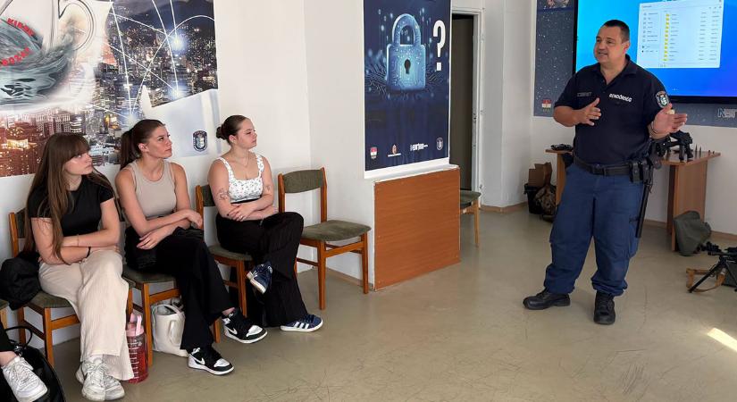Szakmai betekintést kaptak a rendőrség munkájába a közszolgálati tanulók