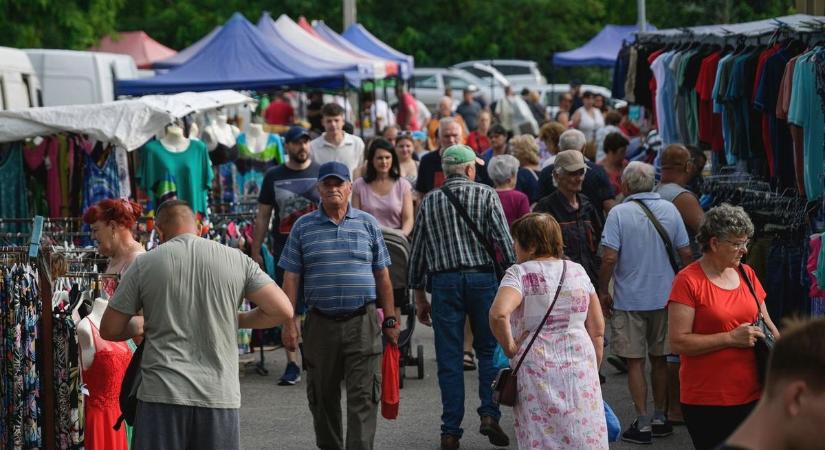 Egy hely, ahol tényleg mindent árulnak – ismét tömegeket vonzott a mórahalmi vásár – galériával
