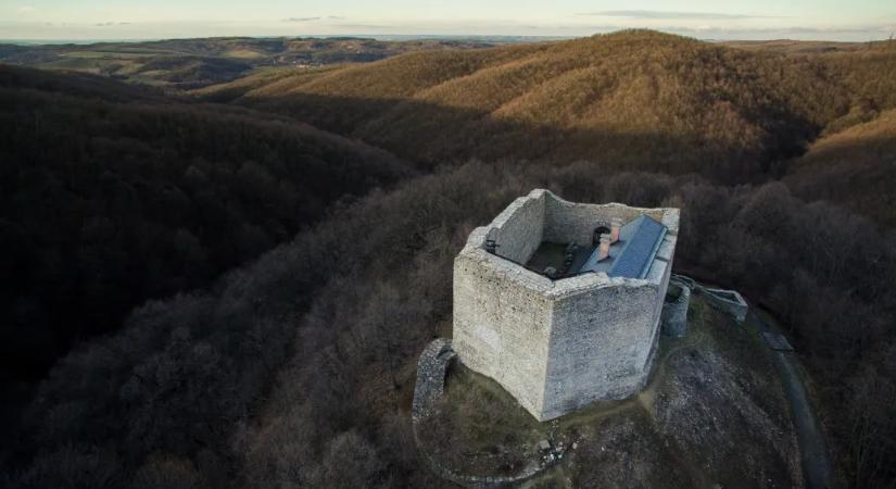Sörösüvegeket, óvszereket és milliós kárt hagytak maguk után Máré váránál ismeretlen bulizók