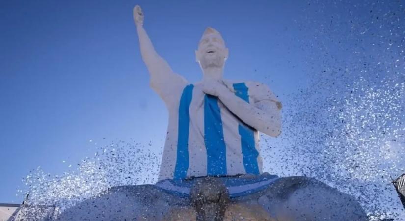 Leesik az állunk: 26 méteres, 70 tonnás szobrot kapott Messi szülőhazájában - videó