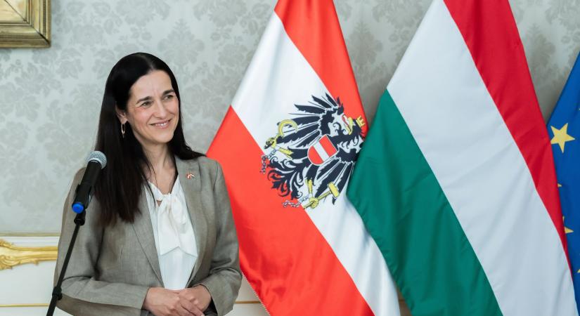 Orbán Anita építi a közép-európai magyar külpolitikát, Szijjártóék rengeteg iratot ledaráltak