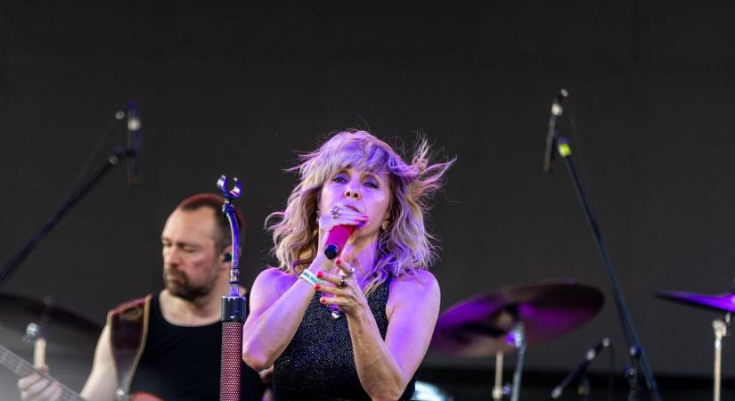 Őrületes hangulatot hozott Tatabányára a rockdíva, fotókon Péterfy Bori koncertje