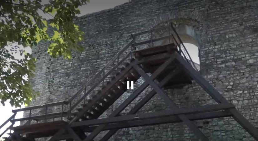 Várrongálás a Mecsekben: kibontották a vár falait, tűzrakóhelyet csináltak a kövekből, és mellette orgiáztak