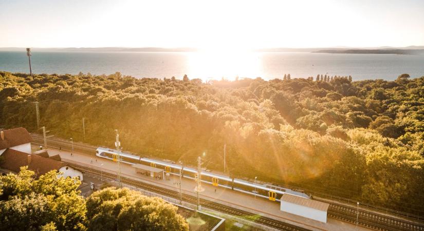 Itt a nyári menetrend: így juthatunk el vonattal a Balatonhoz