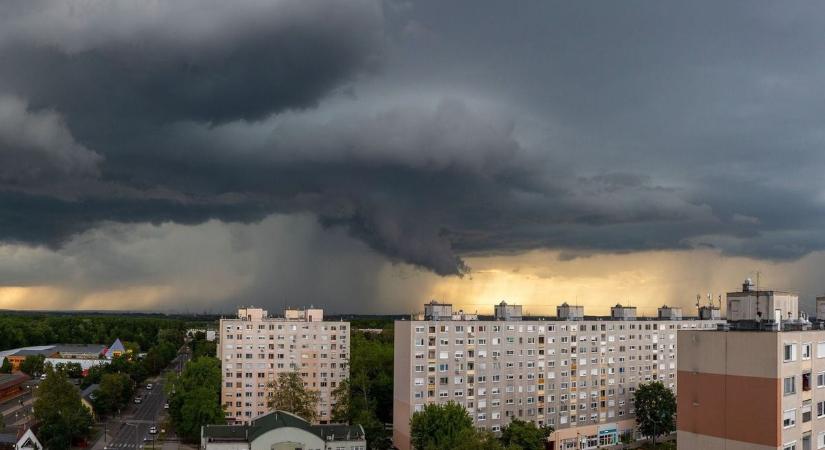 Videón mutatjuk, ahogy lecsap a vihar a térségre