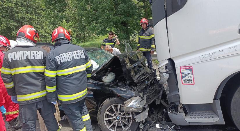 Kamionnal ütközött a személygépkocsi, egy 73 éves nő a helyszínen elhunyt