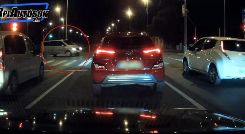 Egy Mercedes és egy furgon ütközött hatalmasat a Szentendrei úton – videó