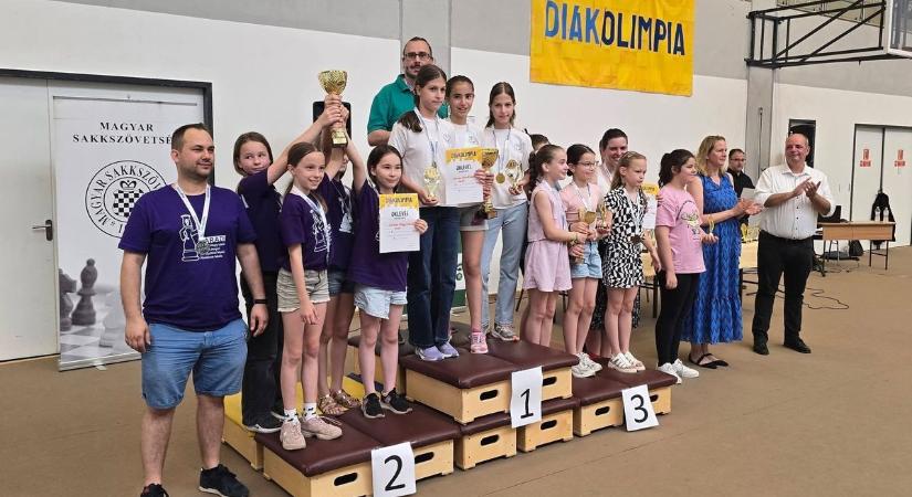 Sakk diákolimpia: Brenner-arany, Bolyai ezüst és két bronz!
