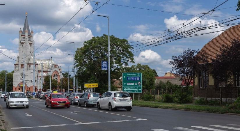 Majdnem áthajtottak egy gyalogoson Debrecenben, kiakadt az autós, szerinted kinek van igaza?