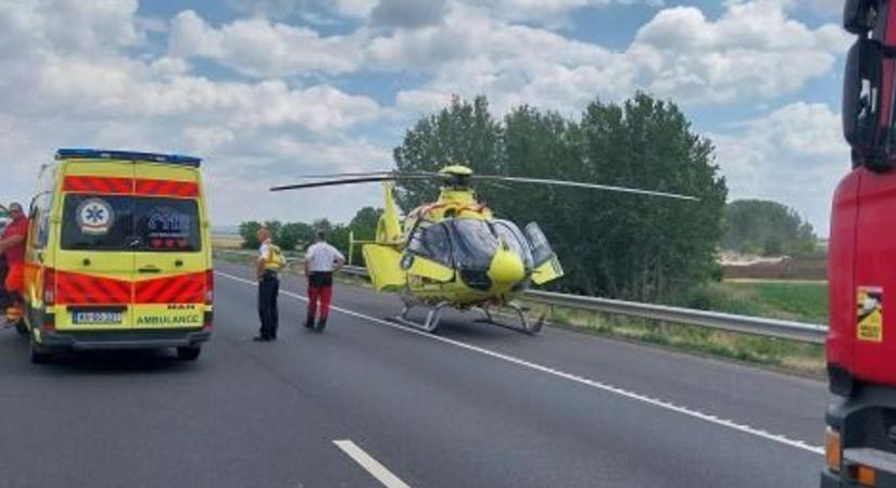 Egymás után szálltak le a mentőhelikopterek az autópályára - egy hét alatt hat karambol történt fotók