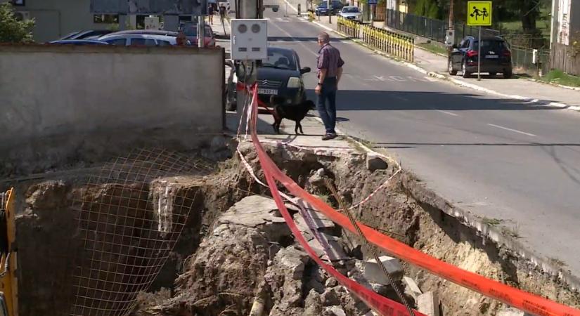 Teljesen beomlott egy út Mladenovacon (videóval)