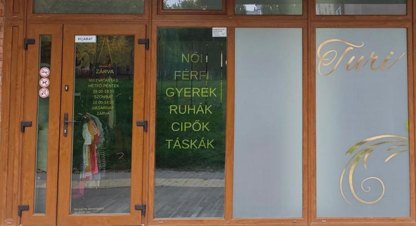 Bezárt Veszprém közkedvelt használtruha-üzlete: fájó szívvel búcsúznak a tulajdonosok videó