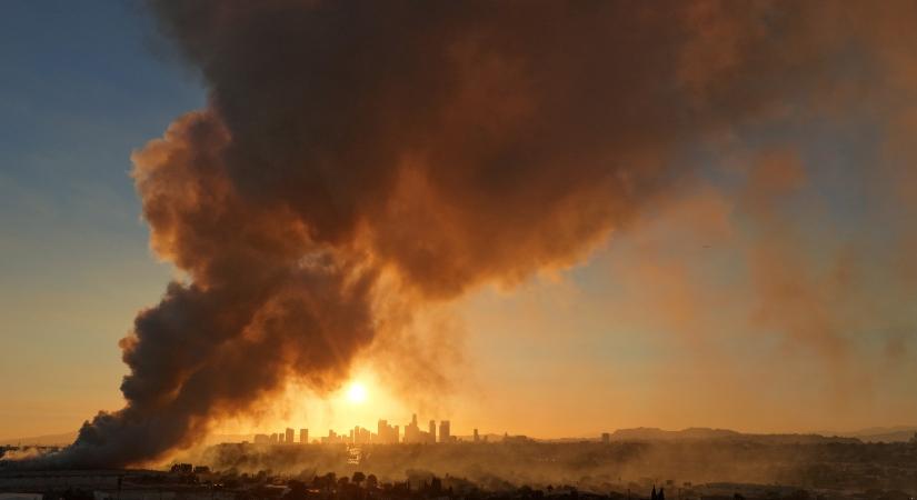 Veszélyes füst gomolyog Los Angeles fölött, vészhelyzetet hirdettek