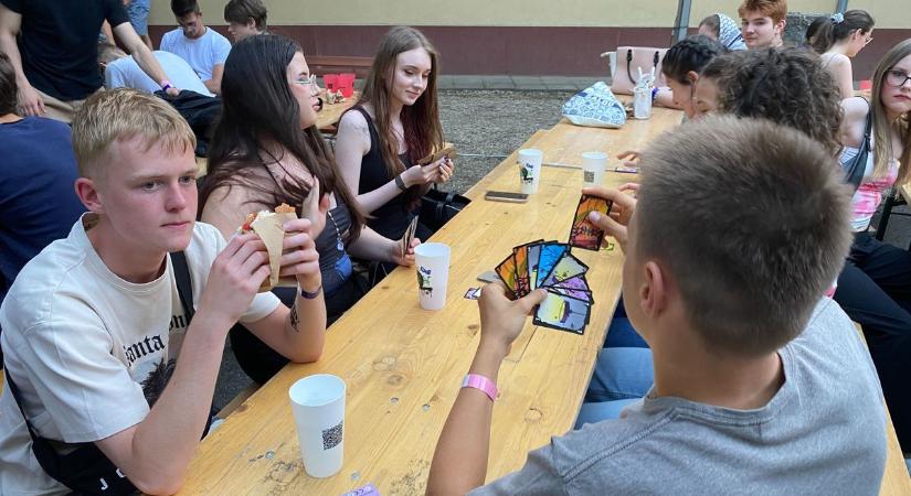 Fesztiválhangulat a bajai gimnázium udvarán: ismét nagyot szólt a bélások kerti partija  fotók