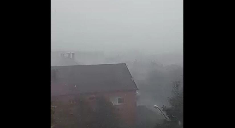 Brutális látvány! Így csapott le a vihar Mátészalkán – a többi település is erre készülhet? (videóval)