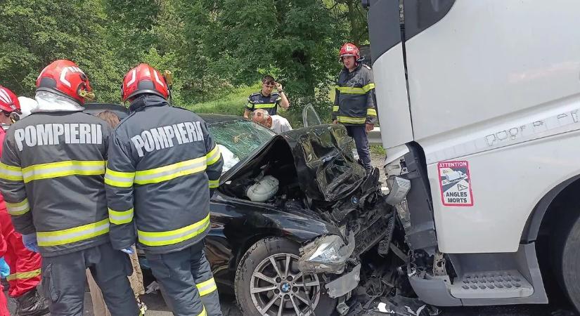 Autó ütközött frontálisan egy kamionnal – egy 73 éves nő vesztette életét