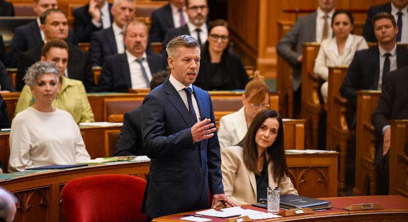 Magyar Péter rendkívüli kormányülést tart hétfőn, meglepetéssel is készül a parlamenti beszédére