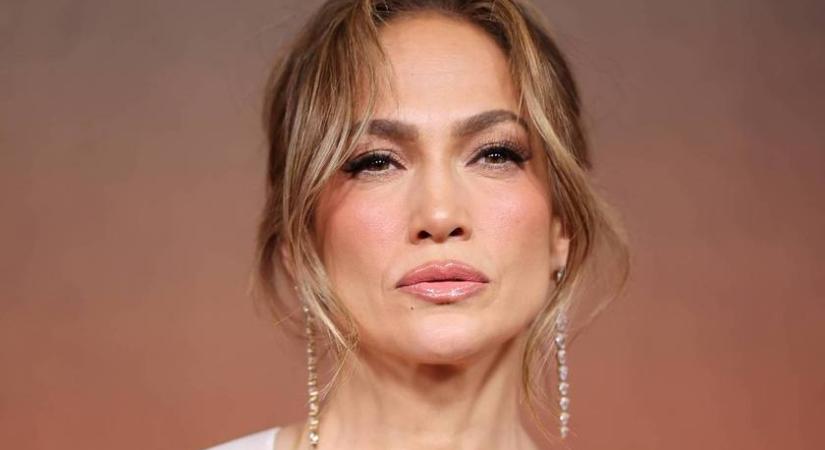 Jennifer Lopez 80 éves anyukája elképesztően dögös: a gyönyörű Lupe így bulizott az énekesnő koncertjén