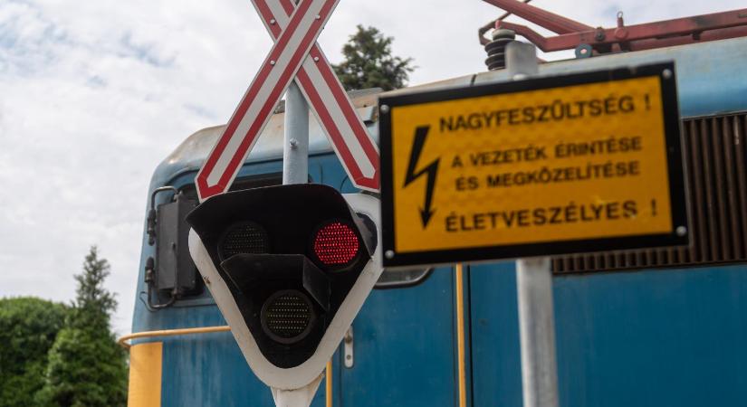 Kigyulladt egy tehervonat mozdonya Verőce és Nagymaros közt