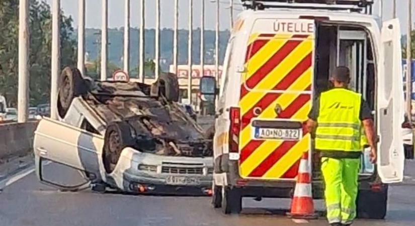 Egy sávon döcögnek az autók az M3-ason – felborult egy autó
