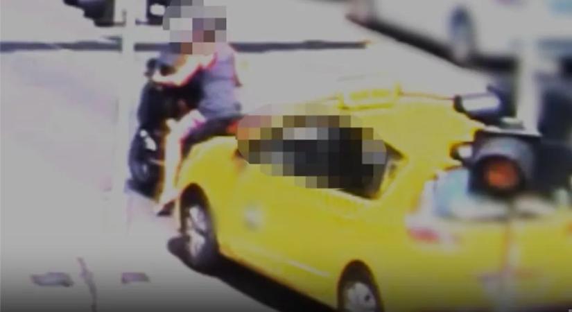 Videón a pesti a taxis, aki bosszúból nekiment az őt pofán vágó motorosnak