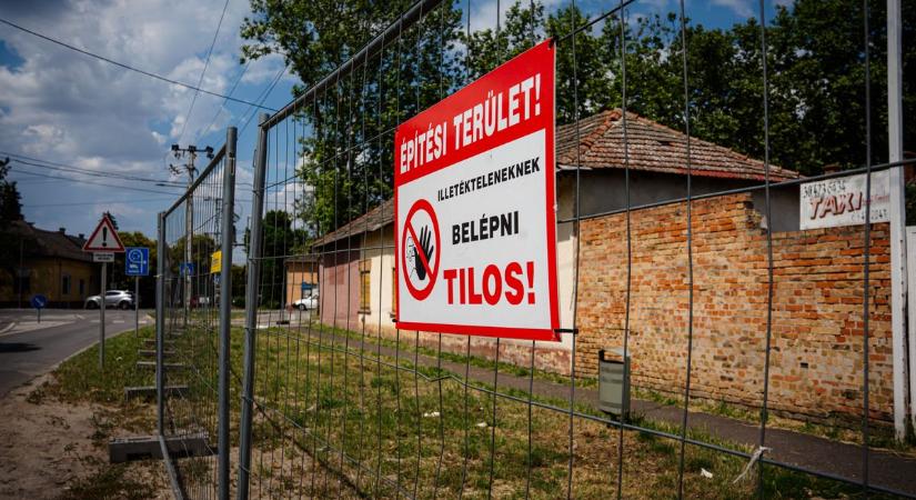 Már elkezdődött a bontás előkészítése, új üzlet költözik a város egyik forgalmas pontjára