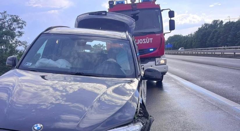 Újabb baleset az M3-ason: szalagkorlátnak ütközött egy autó