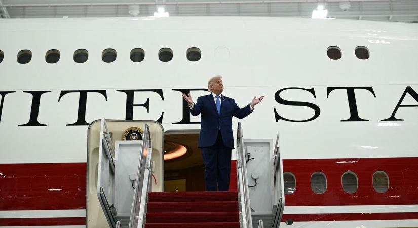 Trump luxusajándéka: az amerikai elnök bemutatta Katar repülő palotáját, az új Air Force One-t – videó