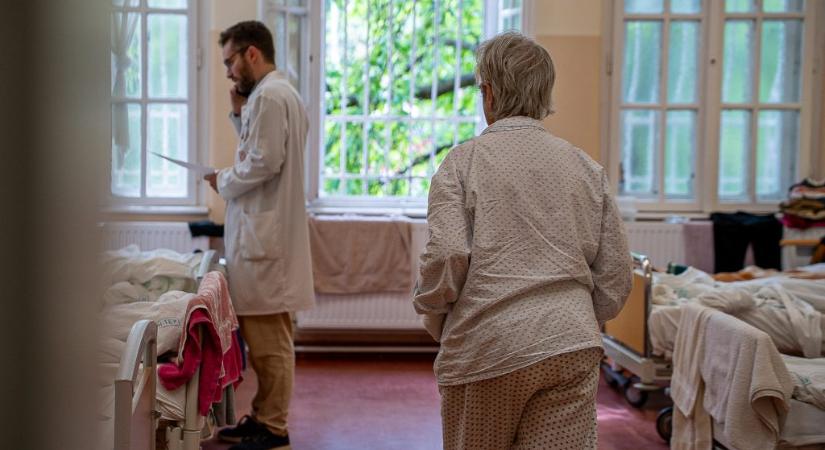 „Méltatlan körülmények között látjuk el a munkánkat, méltatlan körülmények között vannak a betegeink” – eltöltöttünk egy napot a János Kórház pszichiátriai osztályán