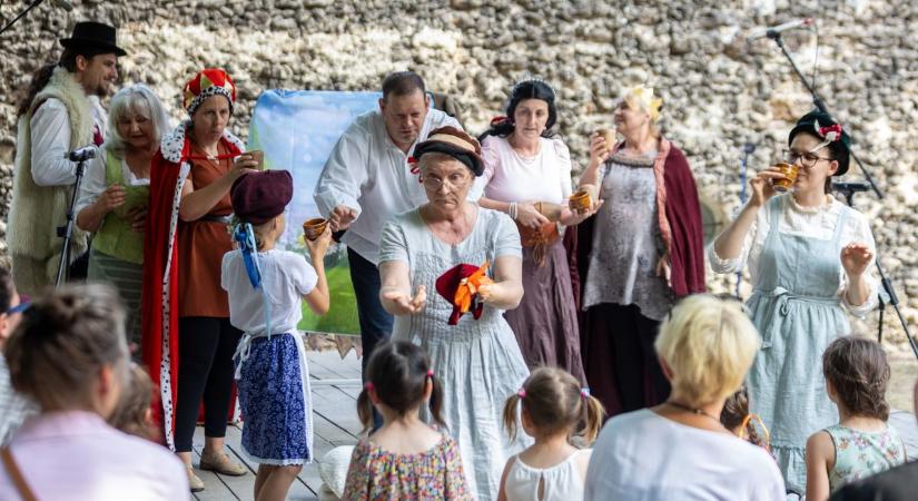 9 éves színésszel aratott sikert a Mocsai Pajtaszínház a Tatai Sokadalmon fotók