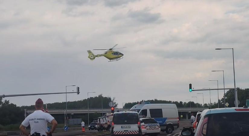 Itt a mentők válasza: több sérültje is volt a 21-esen történt balesetnek