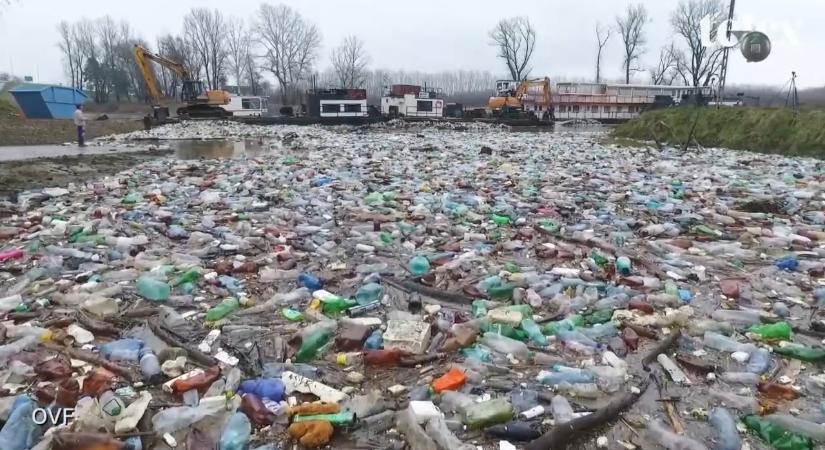 Több mint egy évtizede küzdenek a Tiszáért a PET-kalózok – de miért nem áll meg a szemétáradat?