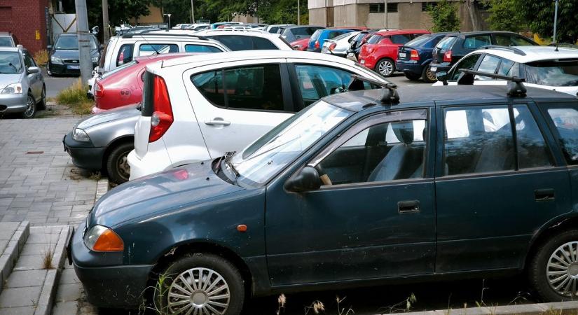 Sok a konfliktus a ház előtt parkoló idegen autók miatt – akár százezres bírságot is kaphat, ha kövekkel, bójával foglalja a parkolóhelyet