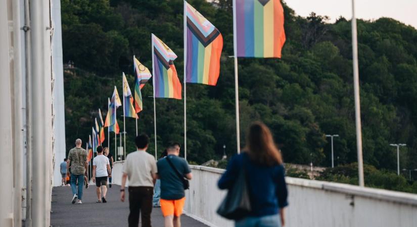 Csak tegnap kerültek ki, de már nincsenek a Pride-zászlók az Erzsébet-hídon