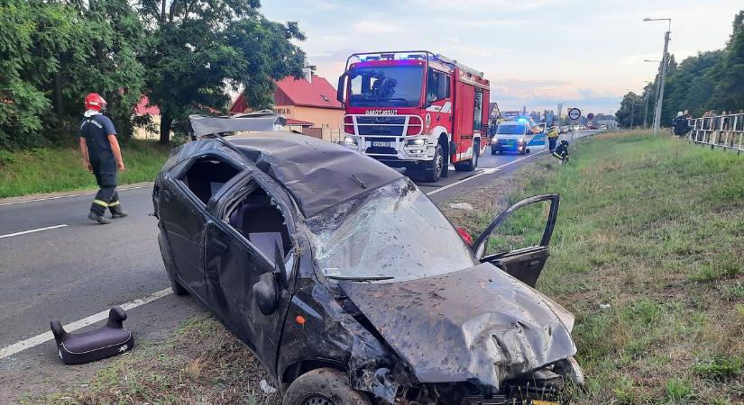 Rémisztő jelenet a 4-esen: többször is megpördült az autó (fotókkal)