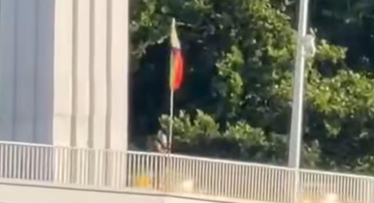 Eltűntek a Progresszív Pride-zászlók az Erzsébet hídról, videóra vették a tettest