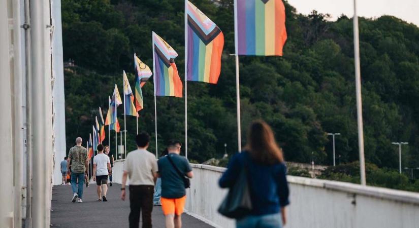 Eltűntek a Pride-zászlók az Erzsébet hídról, a főváros feljelentést tesz