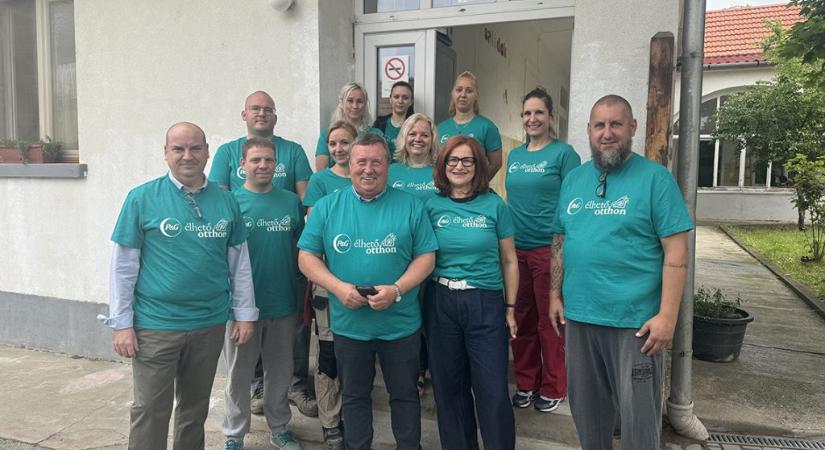 Egy felújítás, amely túlmutat a falakon: új vizesblokk segíti a nehéz sorsú családok mindennapjait Csömörön