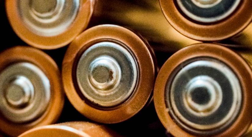Azt hinné, elavult? Ezért működik mind a mai napig sok eszköz filléres elemekkel a drága akkuk helyett