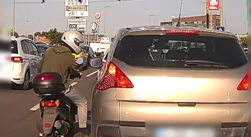 Nem bírt uralkodni magán a motoros, könyökkel csapott oda – videó