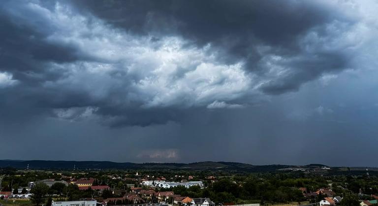 Hétfőn is rekkenő hőségre számíthatunk, de délutánra megint leszakad az ég