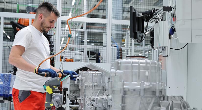 Nagy dobás Győrben: elindult a Volkswagen olcsó villanyautóit hajtó motorok sorozatgyártása