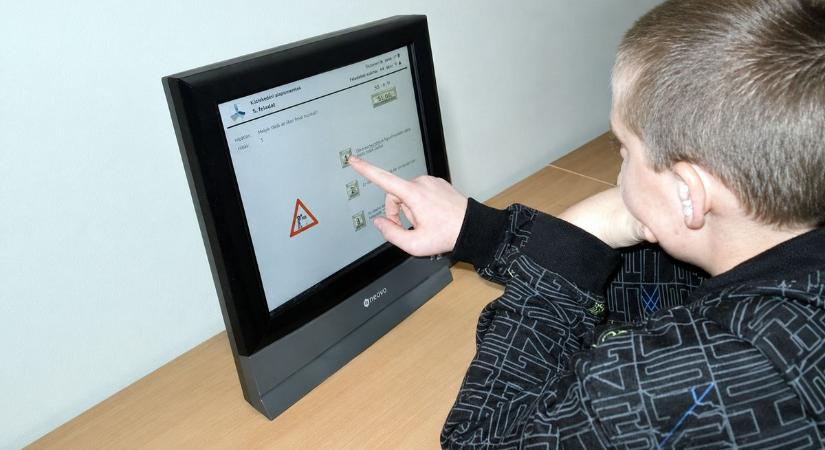 Vigyázat, csalunk! A legdurvább nyelvi csapdák a KRESZ-vizsgán