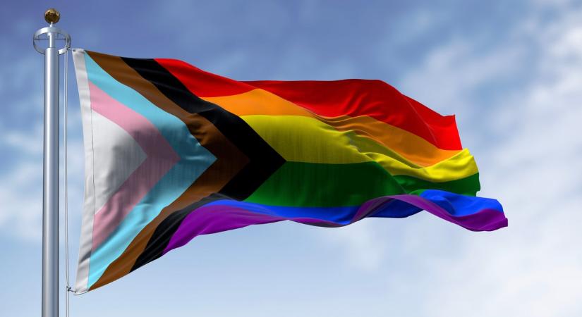 A Dunába dobálta egy ismeretlen a Pride-zászlókat az Erzsébet hídról, feljelentést tesz a Főpolgármesteri Hivatal - videó